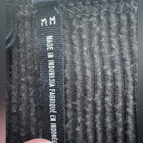 Out from under black Medium crop long sleeve - Picture 5 of 10